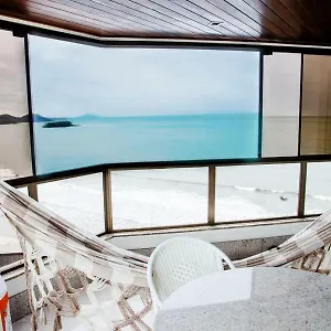 Apto Frente Mar Bal Camboriu Pe Na Areia Fantastica E Encantadora Vista Mar , Balneário Camboriú Brasil